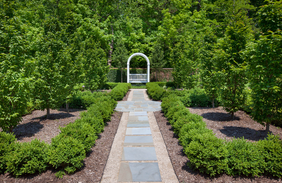 На фото: регулярный сад в классическом стиле с полуденной тенью