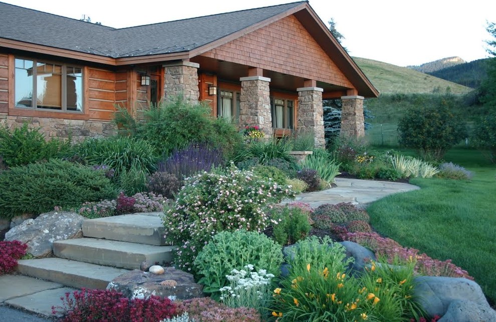 Esempio di un giardino formale american style esposto in pieno sole di medie dimensioni e davanti casa in primavera con un ingresso o sentiero e pavimentazioni in pietra naturale