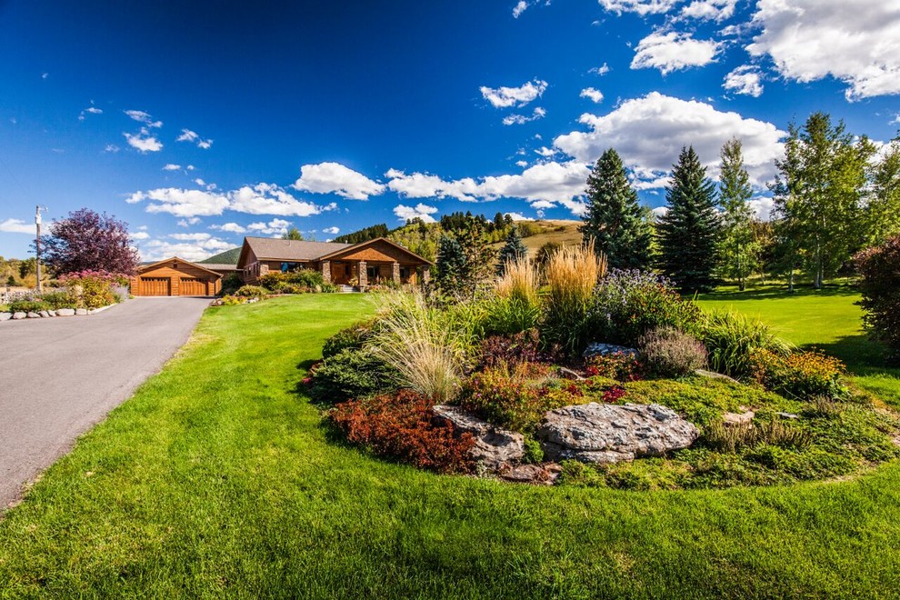 Foto di un giardino formale american style esposto in pieno sole di medie dimensioni e davanti casa in primavera con un ingresso o sentiero e pavimentazioni in pietra naturale