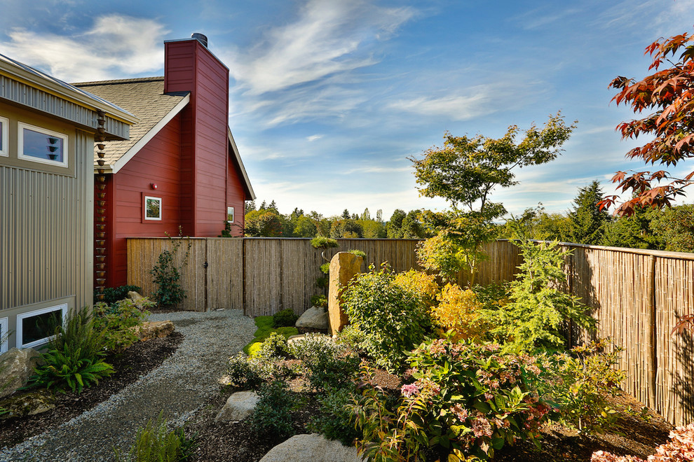 Foto di un giardino design esposto a mezz'ombra di medie dimensioni e dietro casa in estate con un ingresso o sentiero