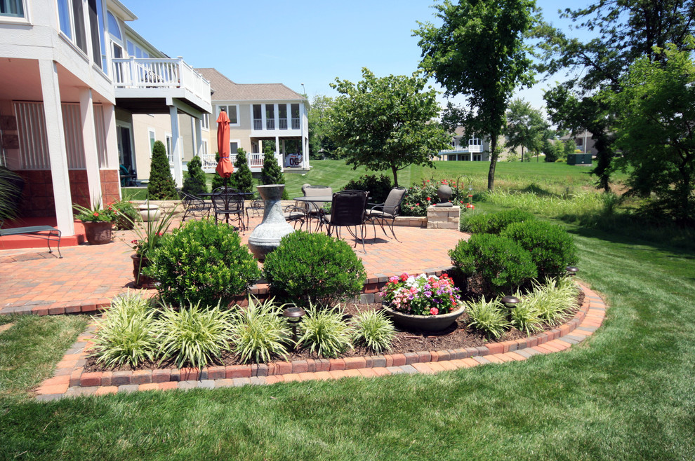 Стильный дизайн: участок и сад на заднем дворе в стиле неоклассика (современная классика) с мощением клинкерной брусчаткой - последний тренд