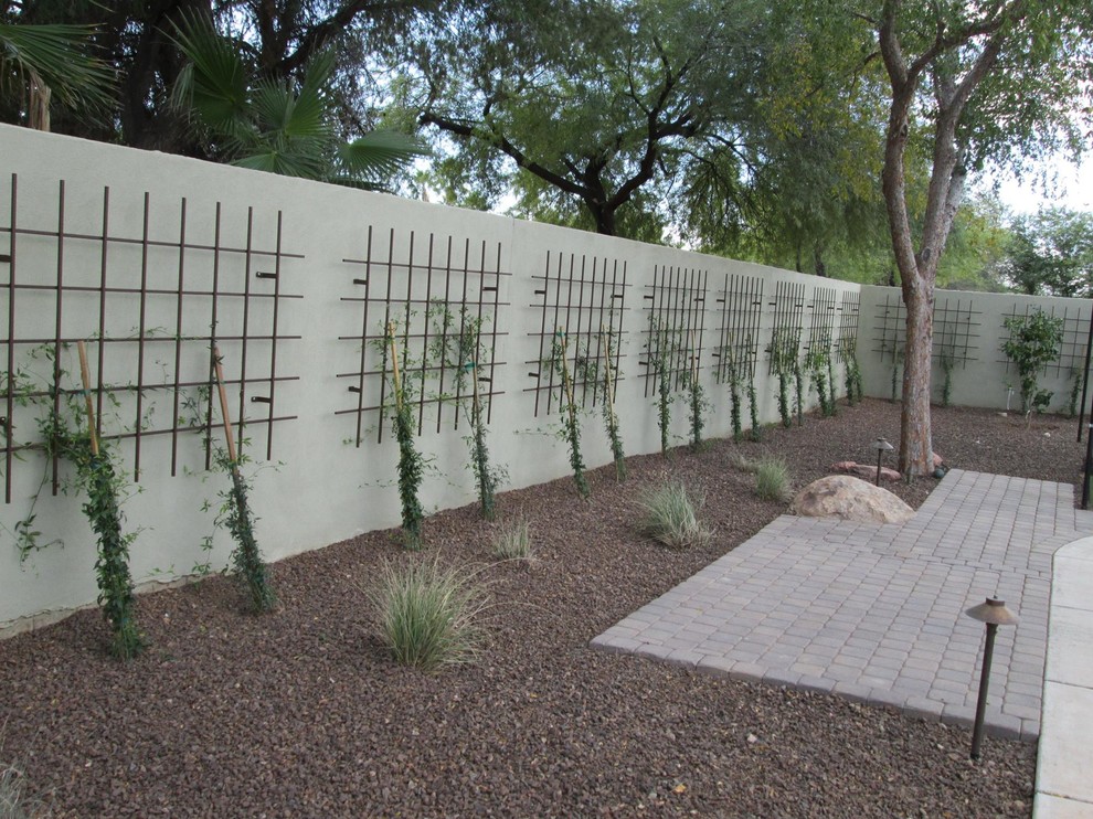 Diseño de camino de jardín de estilo americano grande en patio trasero con exposición total al sol y adoquines de piedra natural