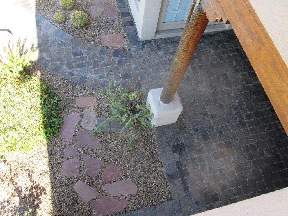 Ispirazione per un grande giardino stile americano esposto in pieno sole dietro casa con un ingresso o sentiero e pavimentazioni in pietra naturale