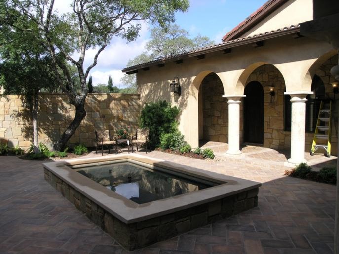 Стильный дизайн: весенний садовый фонтан на заднем дворе в средиземноморском стиле с полуденной тенью и покрытием из каменной брусчатки - последний тренд