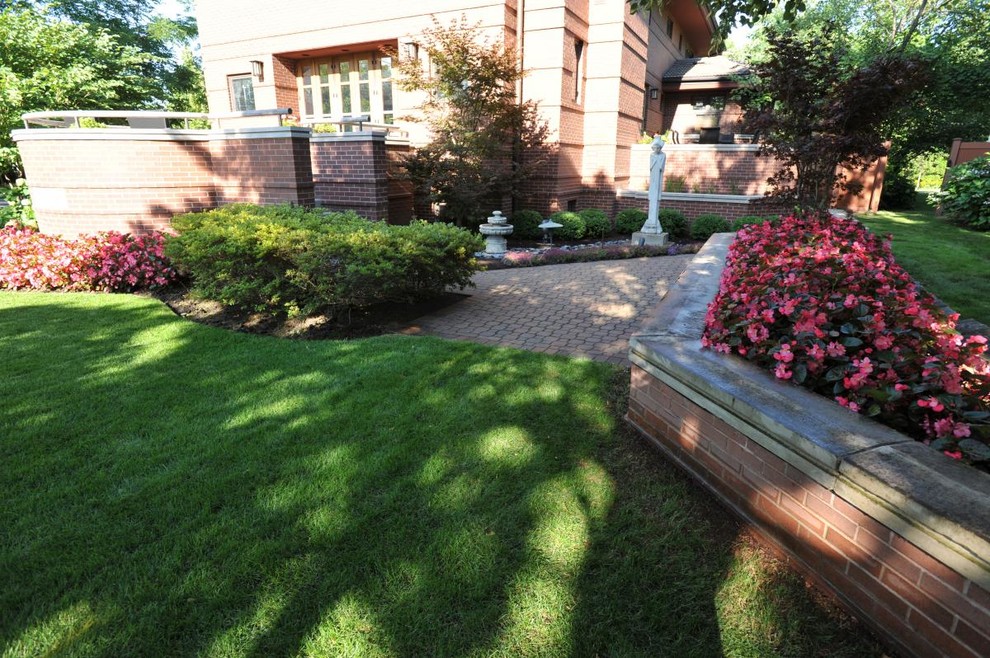 Mittelgroße, Halbschattige Moderne Gartenmauer im Sommer, neben dem Haus mit Pflastersteinen in Chicago