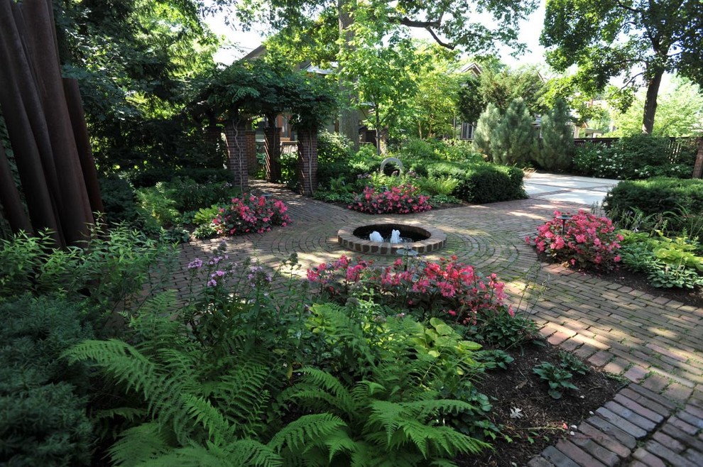 Geometrischer, Großer, Halbschattiger Moderner Garten im Innenhof im Frühling mit Wasserspiel und Pflastersteinen in Chicago