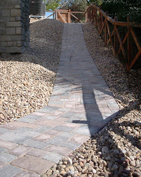 Esempio di un giardino minimal in ombra di medie dimensioni e nel cortile laterale con un ingresso o sentiero e pavimentazioni in mattoni
