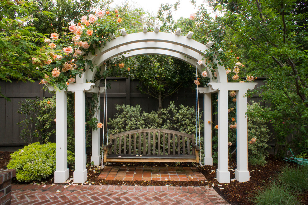 На фото: участок и сад в классическом стиле с мощением клинкерной брусчаткой