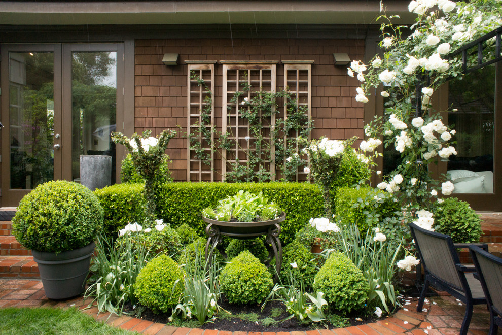 Design ideas for a traditional landscaping in San Francisco.