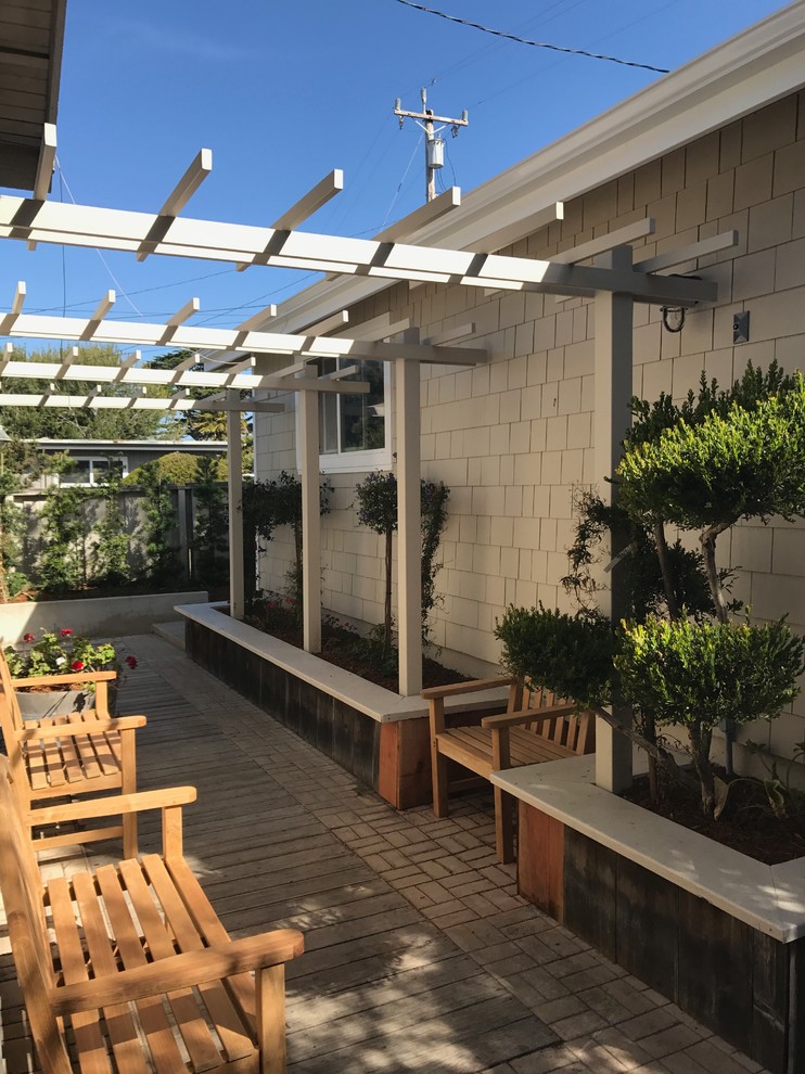 Idee per un giardino stile americano esposto a mezz'ombra di medie dimensioni e nel cortile laterale con pavimentazioni in mattoni