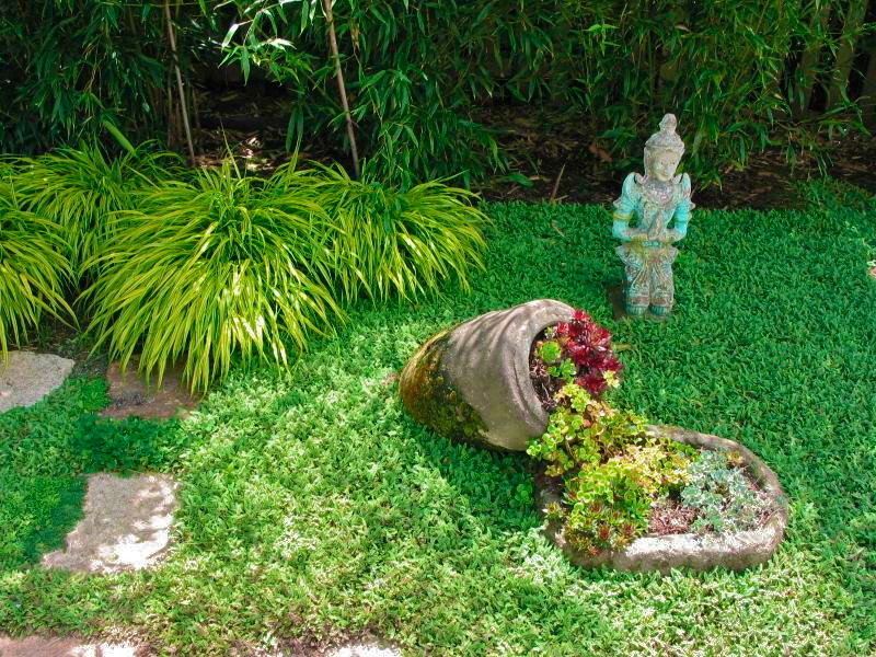 Foto di un piccolo giardino bohémian esposto a mezz'ombra nel cortile laterale con pavimentazioni in pietra naturale e un giardino in vaso