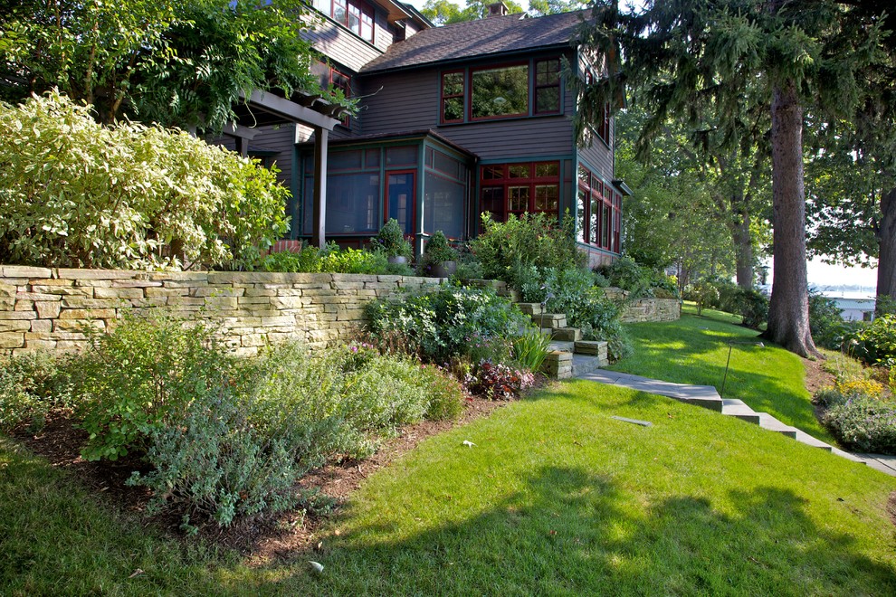Стильный дизайн: участок и сад в классическом стиле с подпорной стенкой - последний тренд
