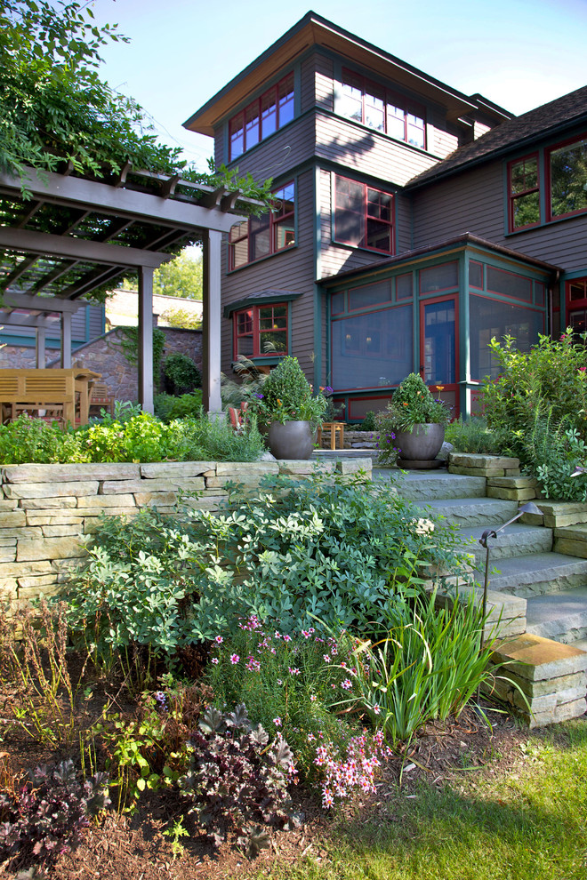 Geometrischer, Mittelgroßer, Halbschattiger Klassischer Gartenweg hinter dem Haus mit Natursteinplatten in New York