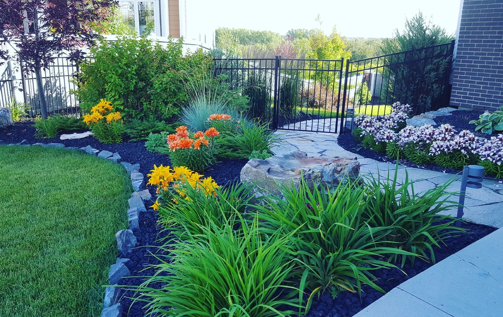 Идея дизайна: солнечный, летний регулярный сад среднего размера на переднем дворе в классическом стиле с садовой дорожкой или калиткой, хорошей освещенностью и покрытием из каменной брусчатки