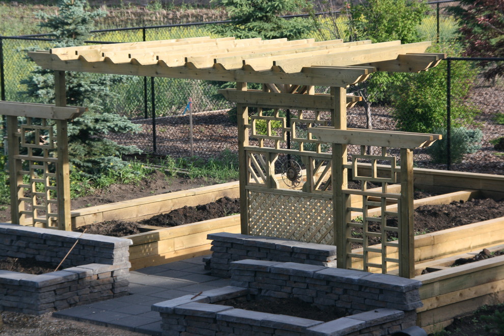 Garden and trellis Traditional Landscape Edmonton Houzz