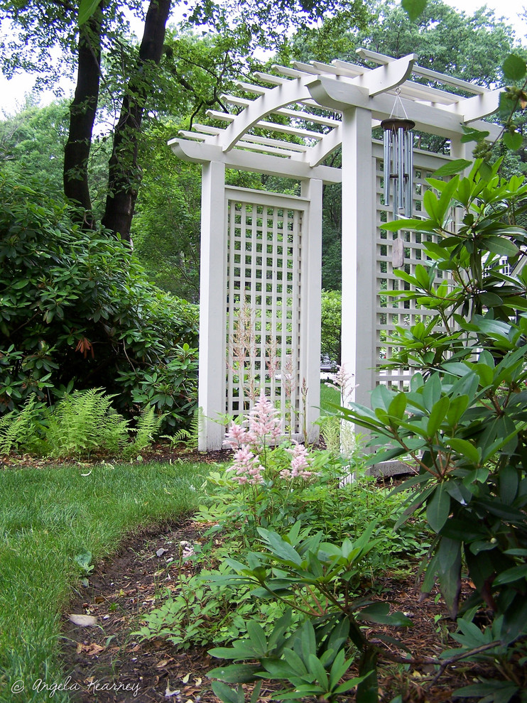Idee per un ampio giardino tradizionale in ombra dietro casa in estate con un ingresso o sentiero