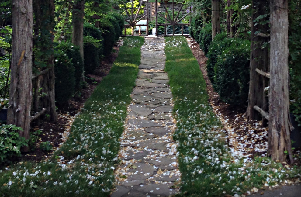 Geräumiger, Schattiger Uriger Garten im Sommer, neben dem Haus mit Sportplatz und Natursteinplatten in New York