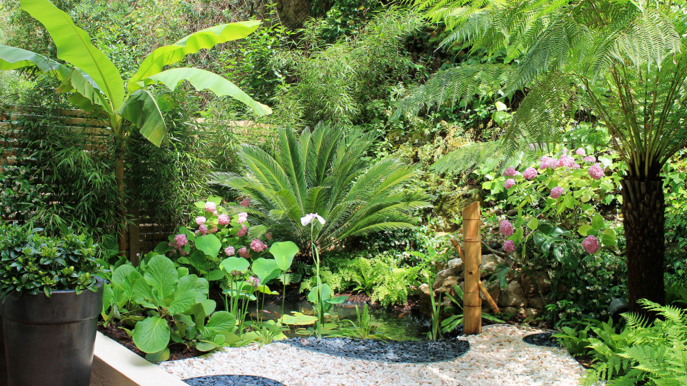 Modelo de jardín mediterráneo pequeño en patio trasero con estanque, exposición reducida al sol y gravilla