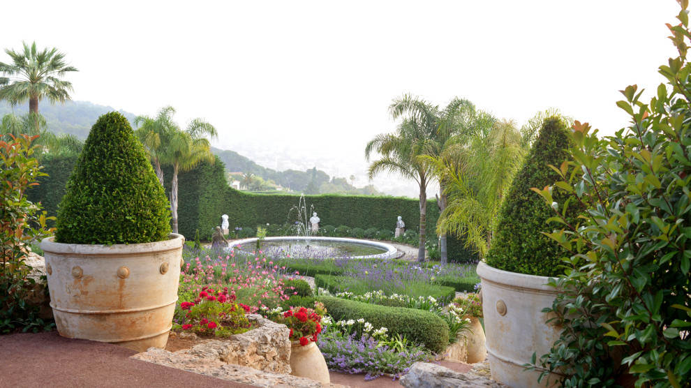 Geometrischer Mediterraner Garten mit Blumenbeet in Nizza