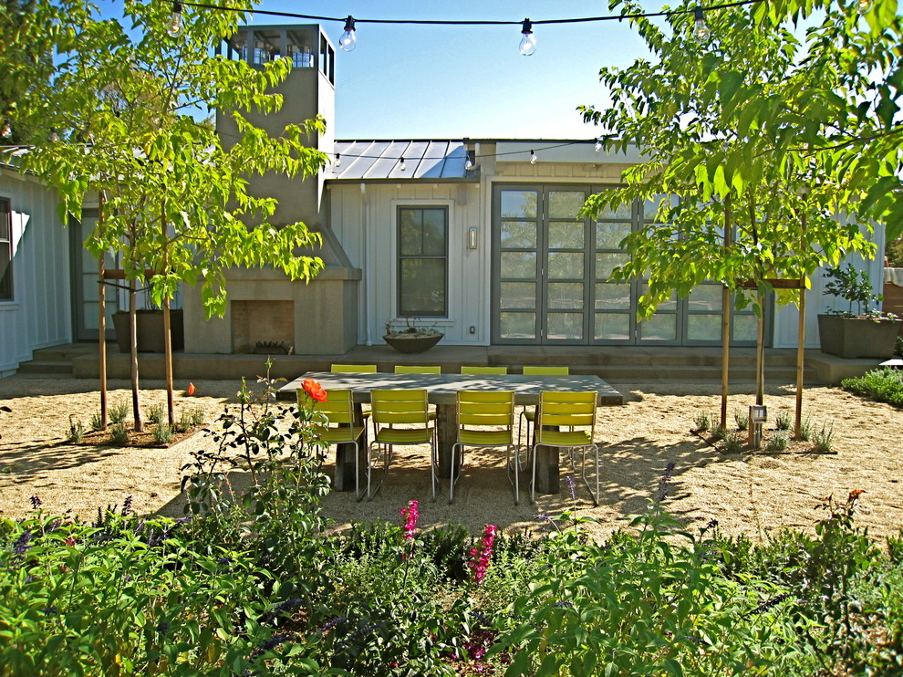 Aménagement d'un jardin arrière campagne de taille moyenne avec du gravier.
