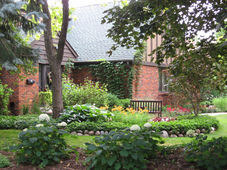 Идея дизайна: маленький регулярный сад на переднем дворе в стиле неоклассика (современная классика) для на участке и в саду