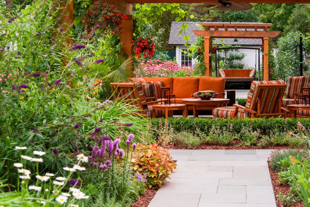 Пример оригинального дизайна: большой регулярный сад на заднем дворе в современном стиле с садовой дорожкой или калиткой, полуденной тенью и мощением тротуарной плиткой