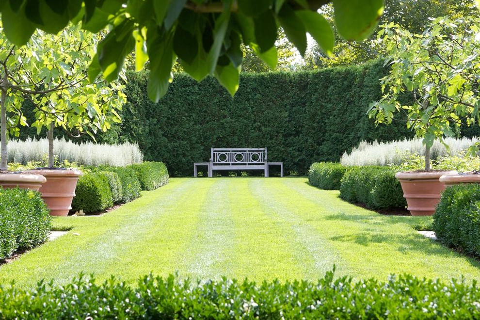 Идея дизайна: большой регулярный сад на заднем дворе в классическом стиле