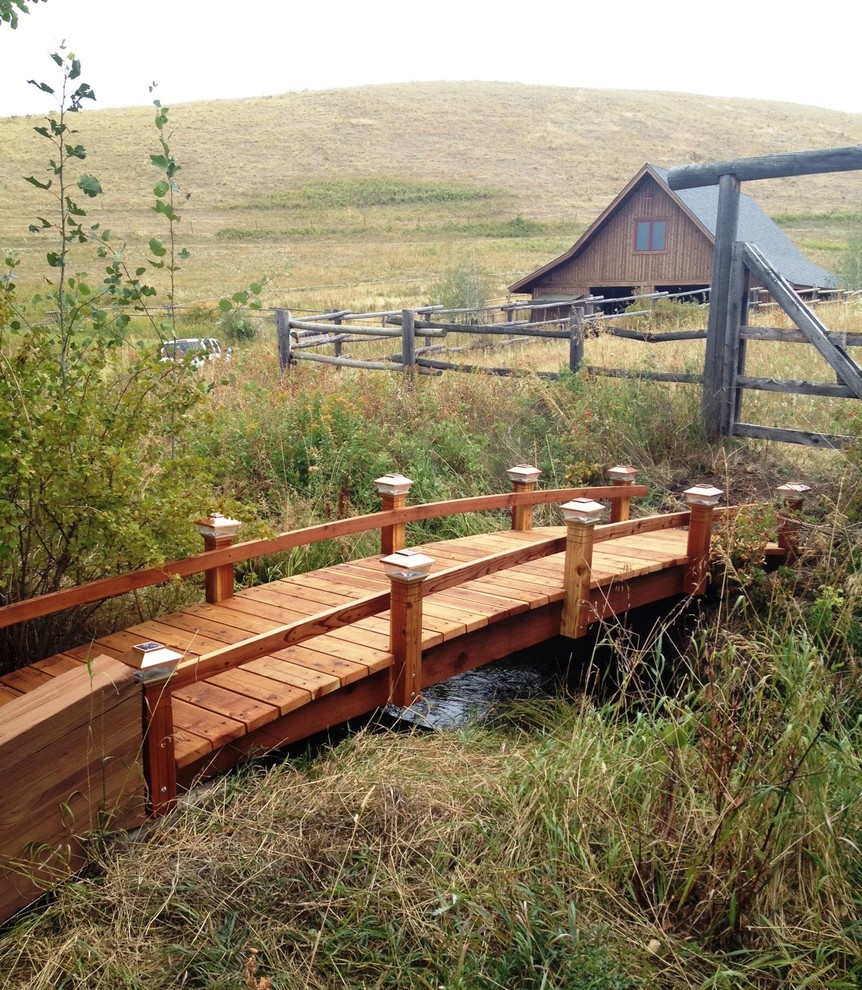 Cette image montre un jardin rustique avec un point d'eau.