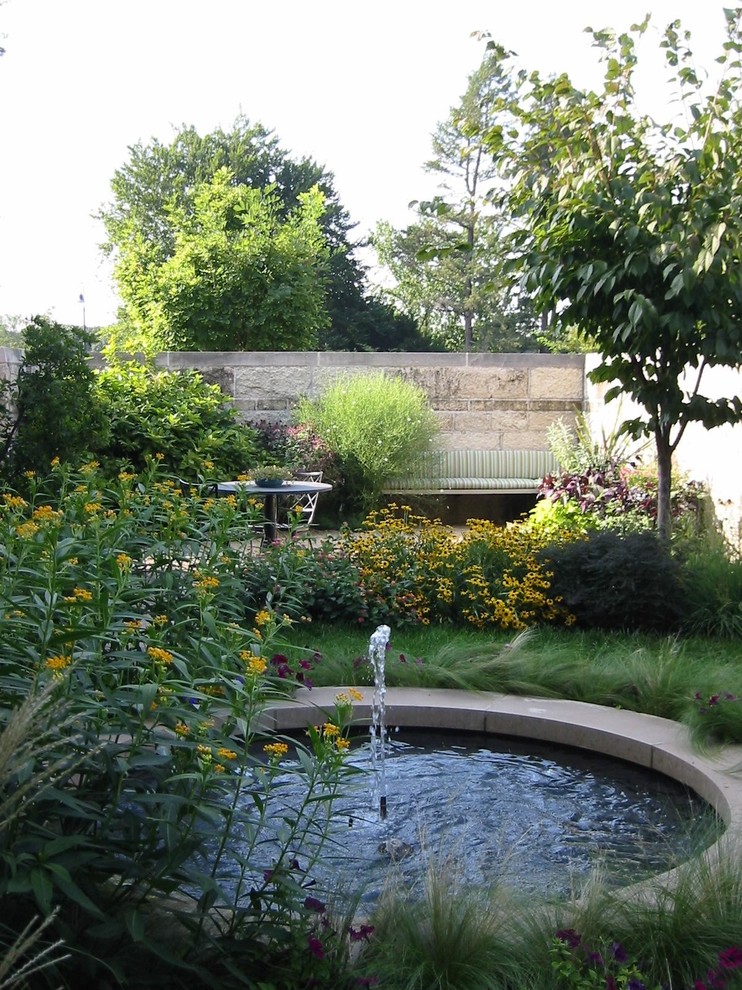 Réalisation d'un petit jardin vintage l'été avec une exposition partiellement ombragée et du gravier.