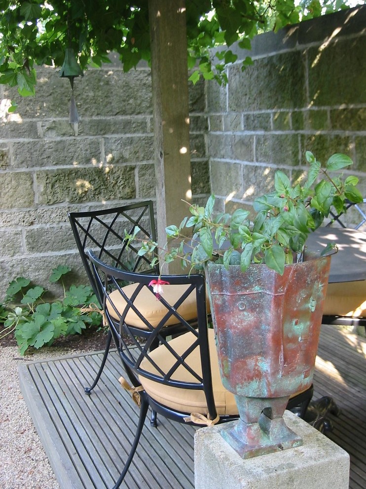 Пример оригинального дизайна: маленький летний участок и сад на внутреннем дворе в стиле ретро с растениями в контейнерах, полуденной тенью и покрытием из гравия для на участке и в саду