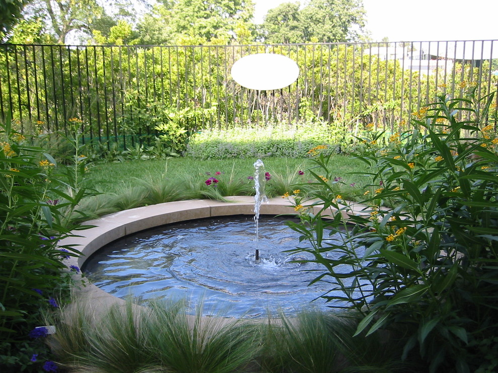 Источник вдохновения для домашнего уюта: маленький летний садовый фонтан на внутреннем дворе в стиле ретро с полуденной тенью и покрытием из гравия для на участке и в саду