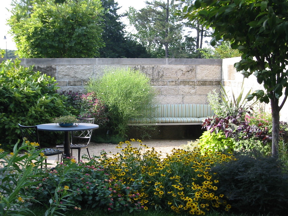 Источник вдохновения для домашнего уюта: маленькая летняя спортивная площадка на внутреннем дворе в стиле ретро с полуденной тенью и покрытием из гравия для на участке и в саду