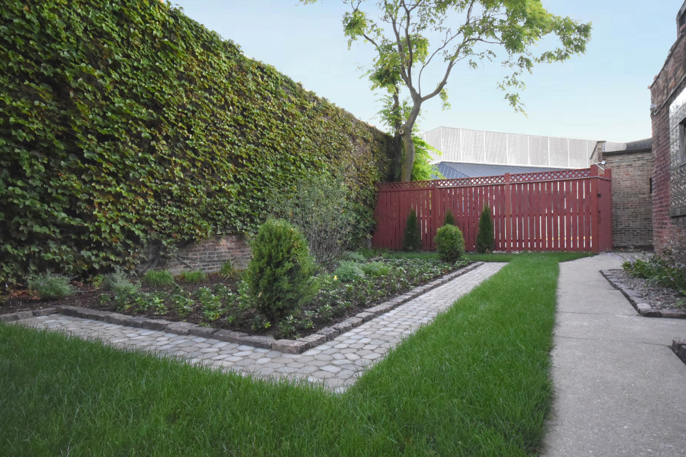 Design ideas for a mid-sized rustic full sun courtyard brick landscaping in Chicago for summer.