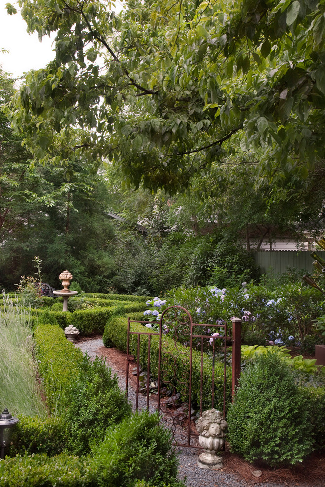 Стильный дизайн: участок и сад среднего размера на заднем дворе в классическом стиле с покрытием из гравия - последний тренд