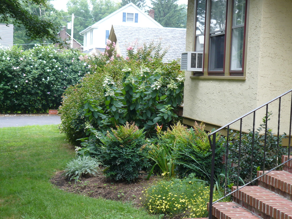 Inspiration for a traditional landscaping in Philadelphia.