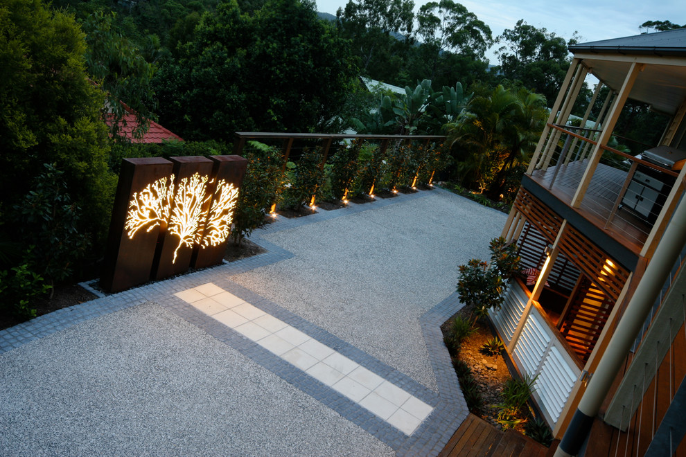 Esempio di un grande vialetto d'ingresso design esposto in pieno sole davanti casa in estate con un ingresso o sentiero e pavimentazioni in cemento