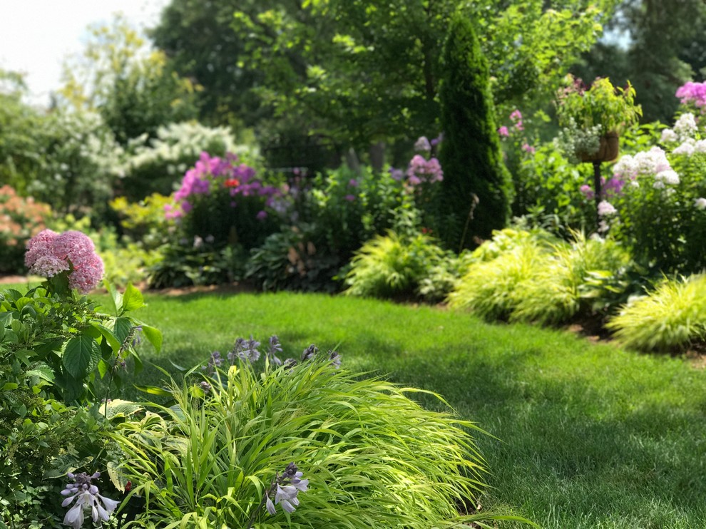 Esempio di un grande giardino formale country esposto in pieno sole davanti casa in estate con un ingresso o sentiero e pavimentazioni in pietra naturale
