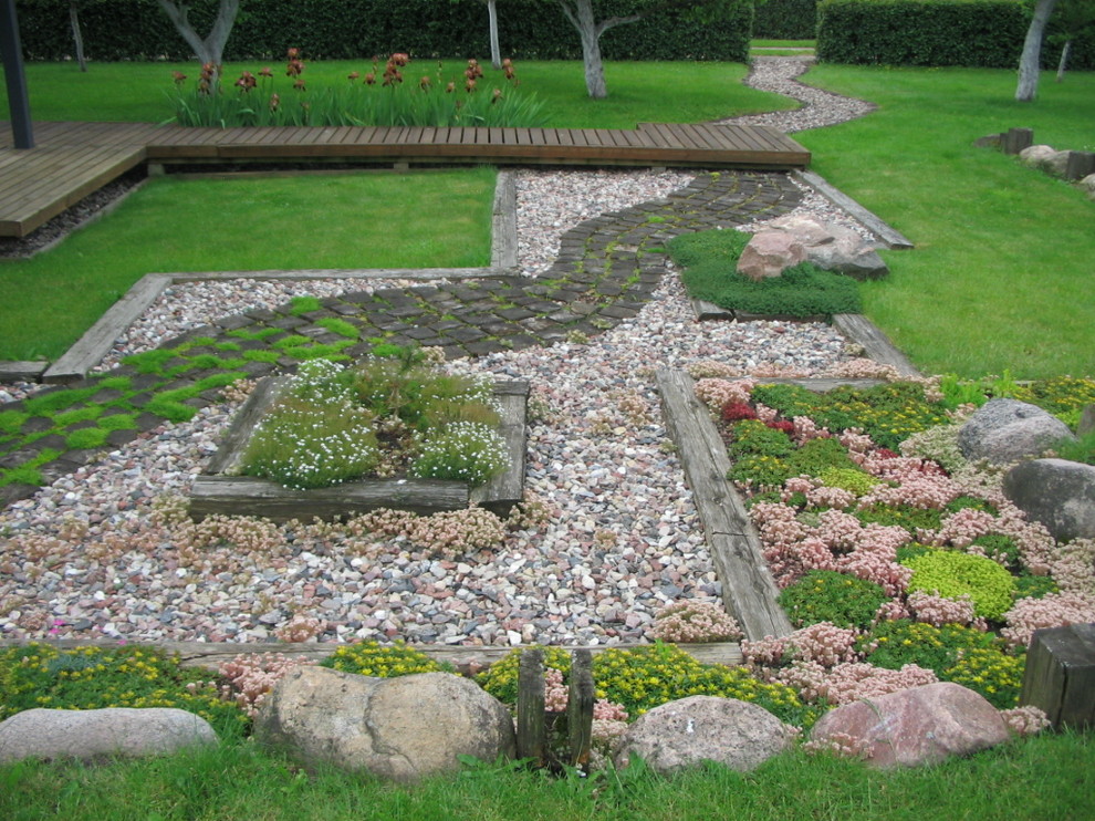 Пример оригинального дизайна: солнечный участок и сад на заднем дворе в современном стиле с хорошей освещенностью