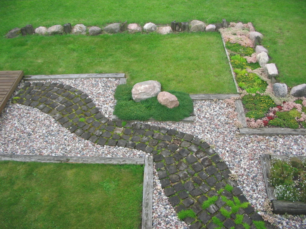 Diseño de jardín contemporáneo en patio trasero con adoquines de piedra natural
