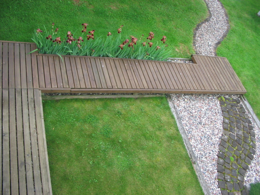 Réalisation d'un jardin arrière design avec une terrasse en bois.