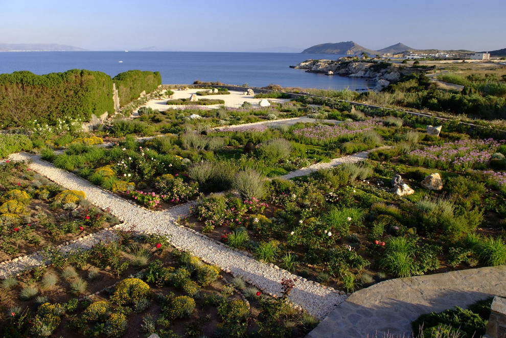 Свежая идея для дизайна: большой солнечный участок и сад на заднем дворе в средиземноморском стиле с хорошей освещенностью и покрытием из гравия - отличное фото интерьера