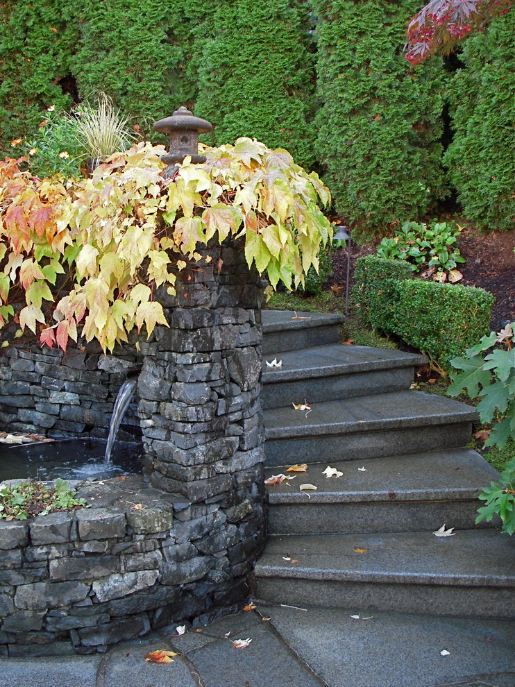 シアトルにある中くらいなトラディショナルスタイルのおしゃれな裏庭 (天然石敷き、擁壁、半日向) の写真