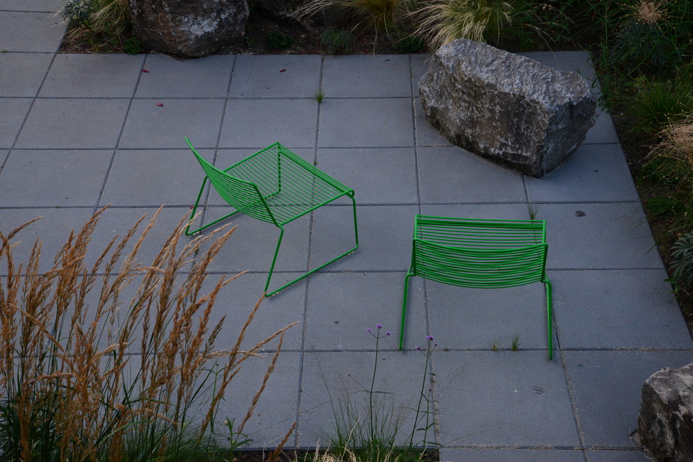 Ispirazione per un piccolo giardino design esposto in pieno sole davanti casa con pavimentazioni in cemento