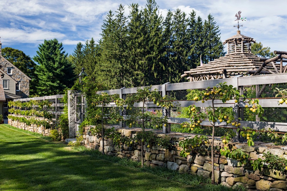 Idée de décoration pour un très grand jardin latéral champêtre l'été avec une exposition ensoleillée et du gravier.