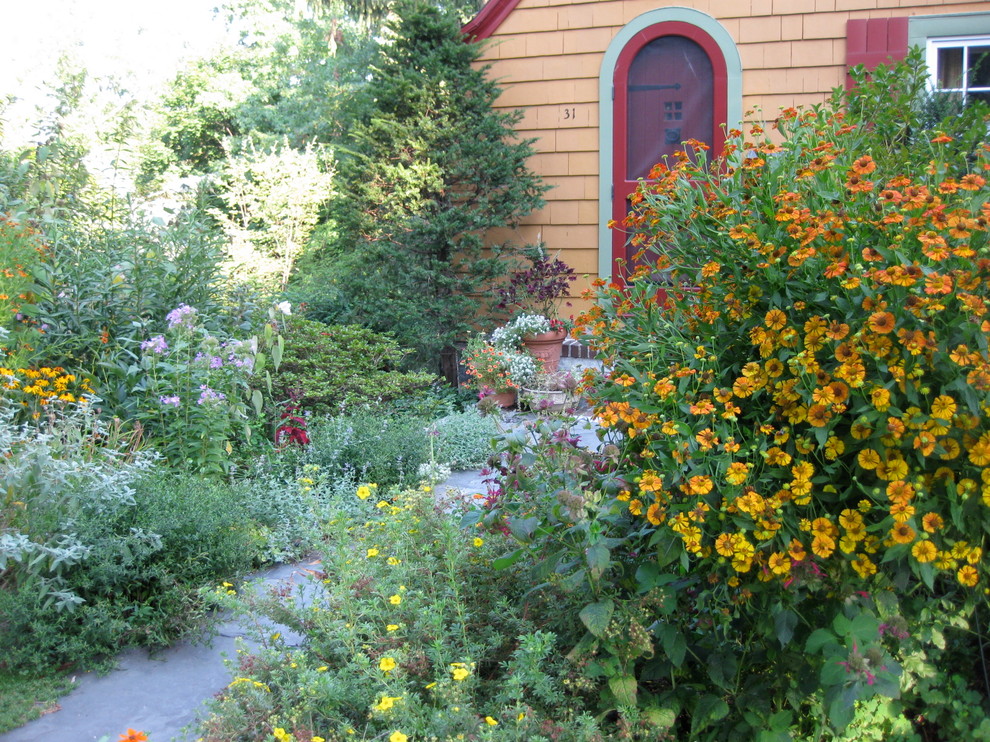 Idee per un grande giardino chic esposto in pieno sole davanti casa con un ingresso o sentiero e pavimentazioni in pietra naturale