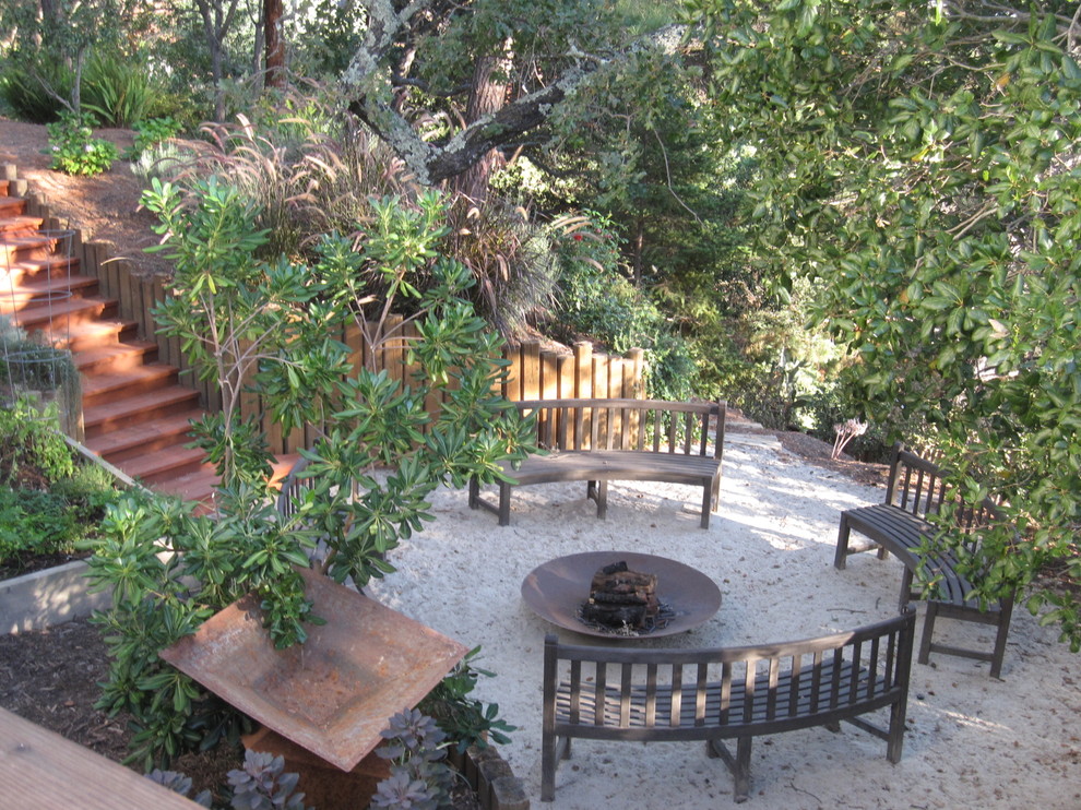 Diseño de jardín clásico renovado extra grande en patio trasero con brasero y gravilla