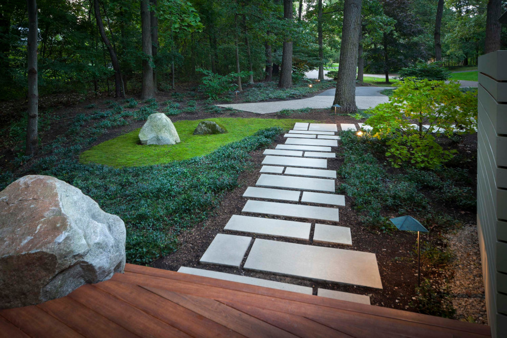 Cette image montre un jardin vintage avec un chemin et des pavés en béton.