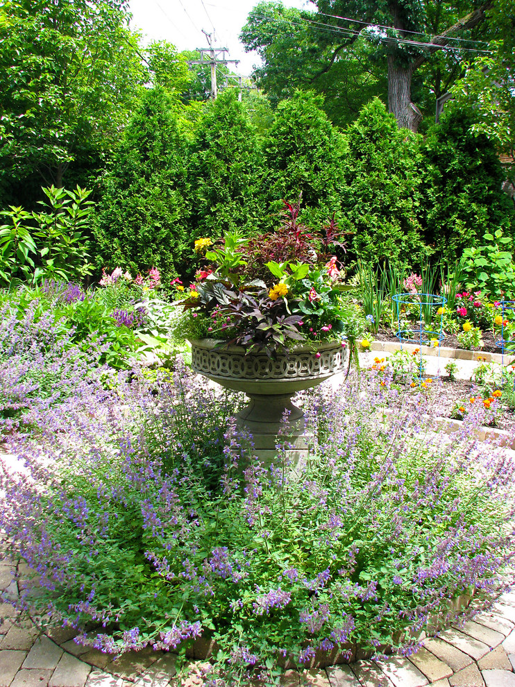Immagine di un giardino tradizionale esposto a mezz'ombra con un giardino in vaso e pavimentazioni in cemento