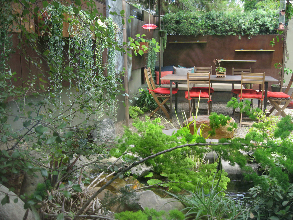 Foto de camino de jardín actual pequeño en patio con exposición total al sol