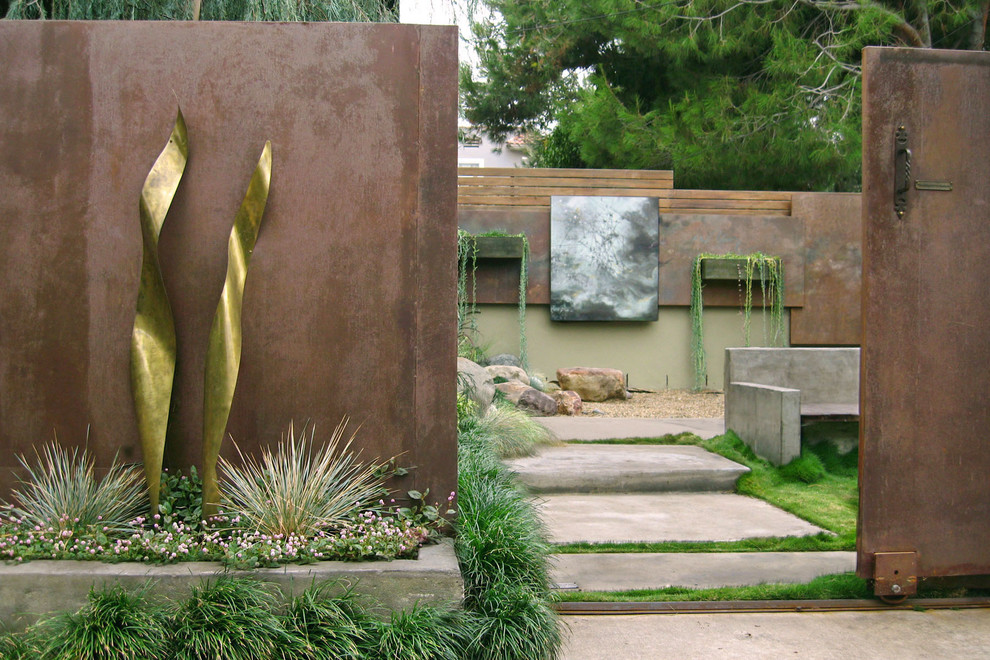 This is an example of a small contemporary drought-tolerant courtyard landscaping in Los Angeles.